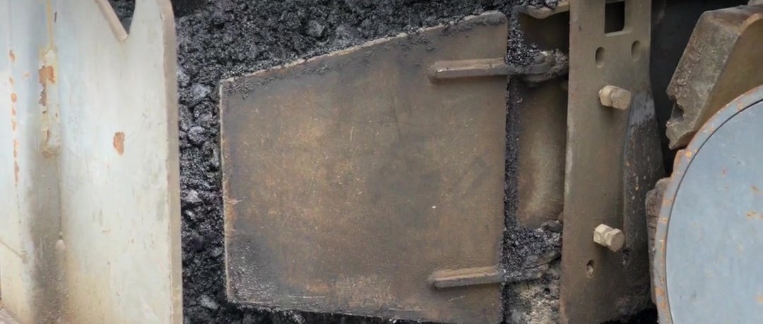 Asphaltfertiger beim Einbau der Deckschicht
