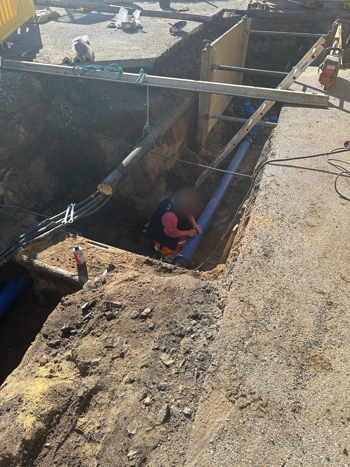 Verlegung einer neuen Trinkwasserleitung im verbauten Graben