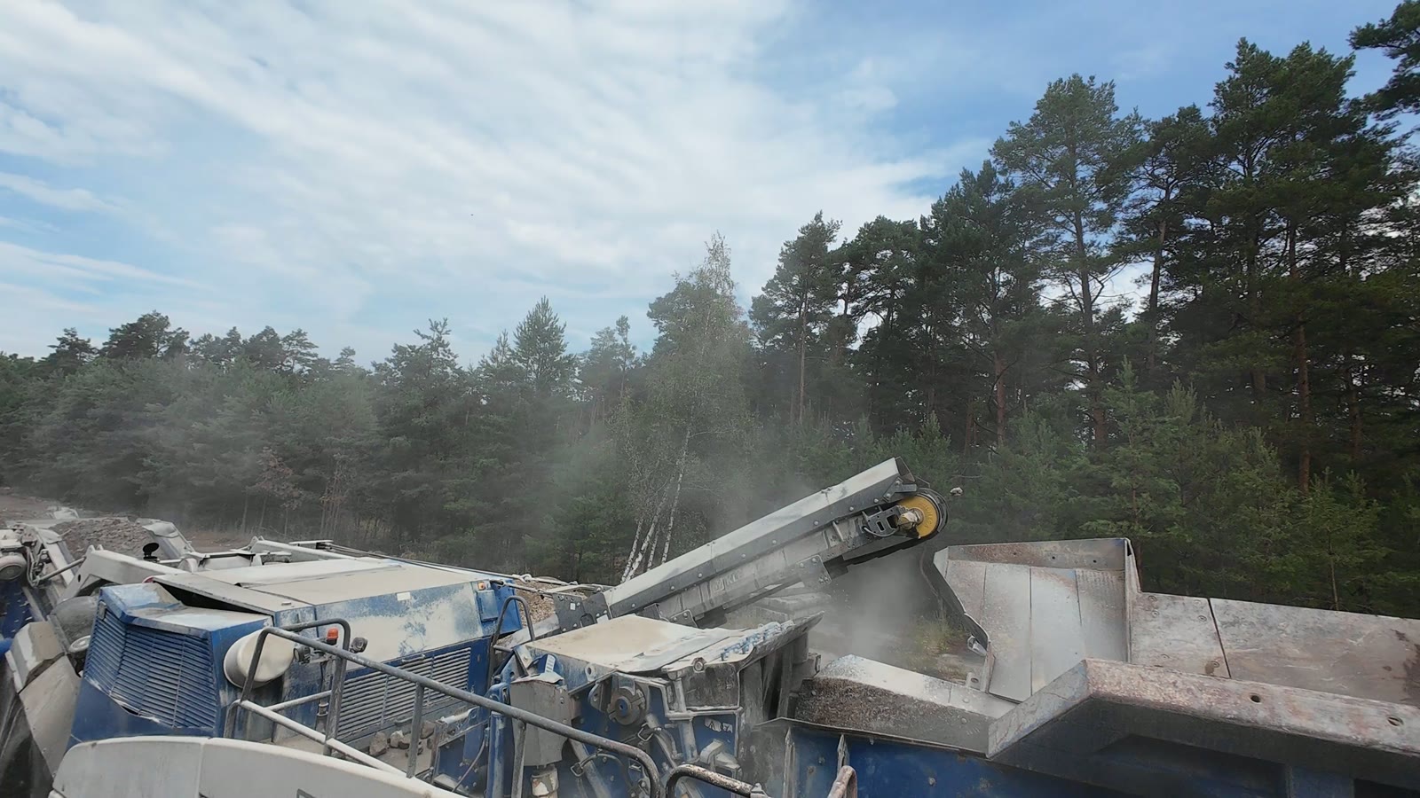 Mobiler Brecher mit Förderband beim Betonstraßen-Recycling
