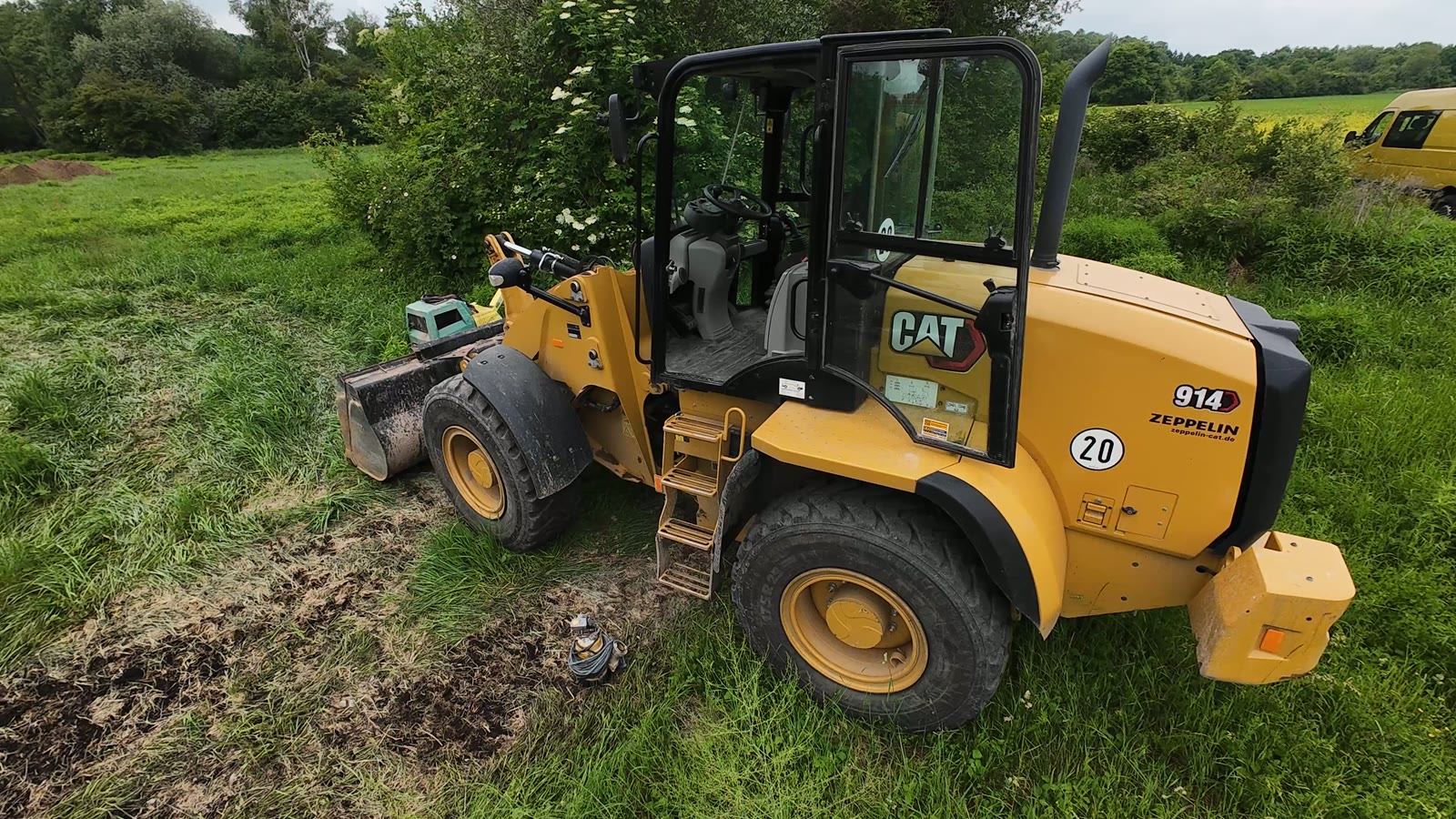 CAT Radlader beim Wegebau, Drohnenaufnahme