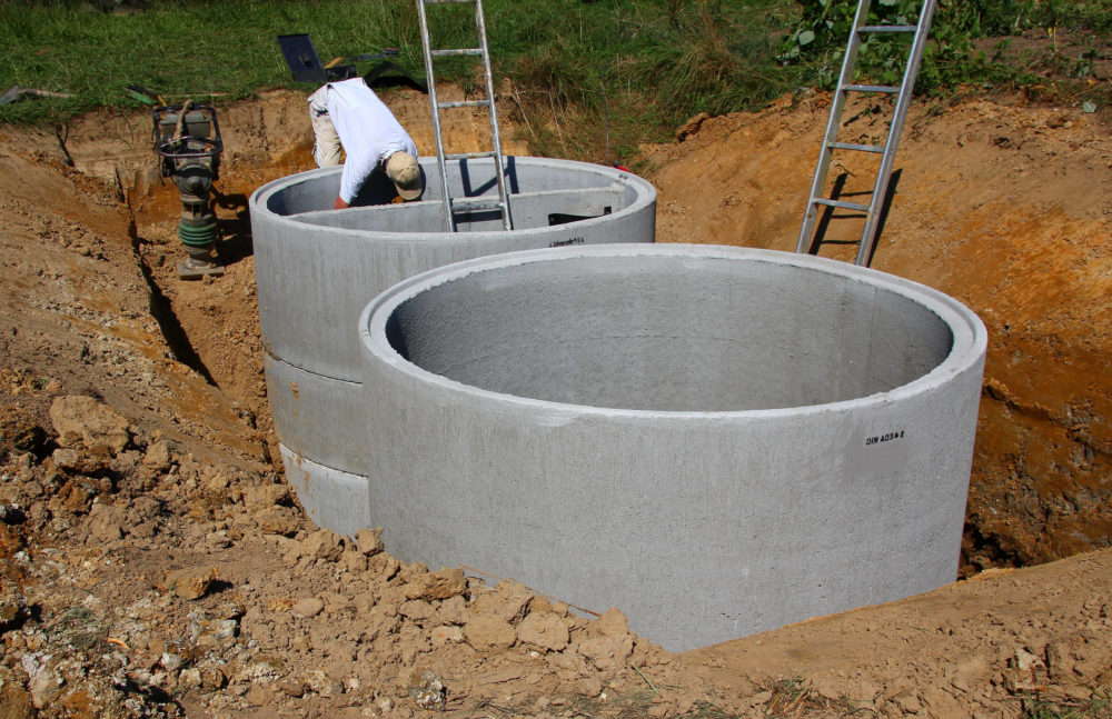 Betonrohre für Abwasser werden gesetzt Betonrohre für Abwasser werden gesetzt